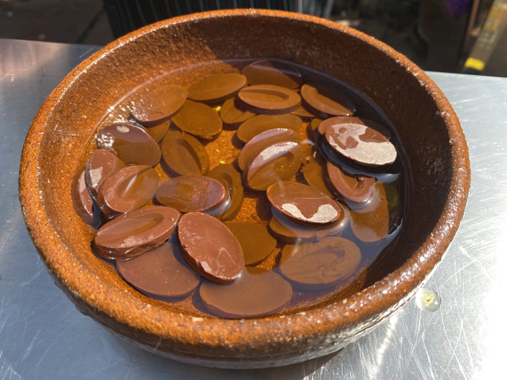 chocolate y aceite juntos en cazuela de barro